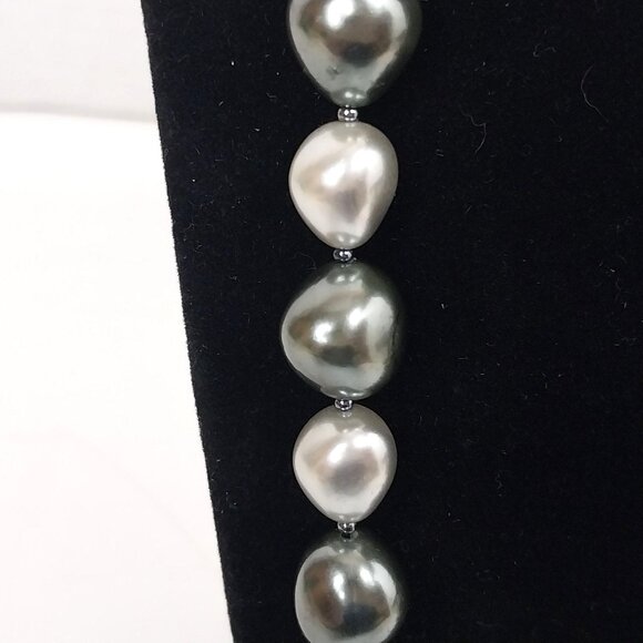 Trifari Faux Baroque Pearl Necklace Silver Clasp Tahitian Grey & White - Picture 4 of 6